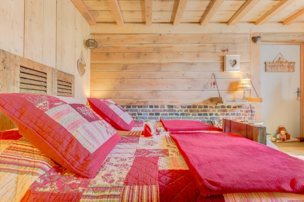 "Chambre chaleureuse tout en bois au style chalet, ambiance cocooning"