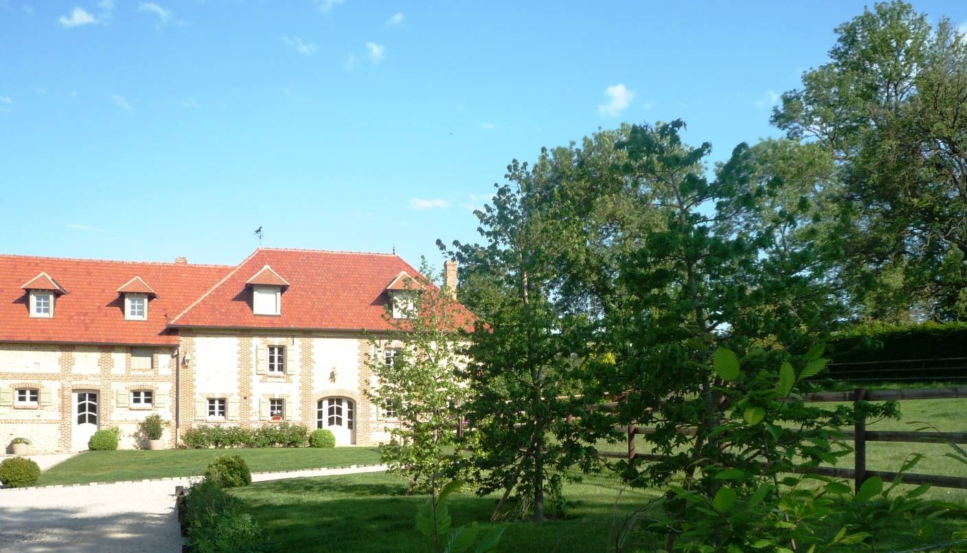 Magnifique corps de ferme du 19ème, entièrement en pierres et briques de la région.